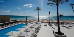 Pool mit Blick auf das Meer